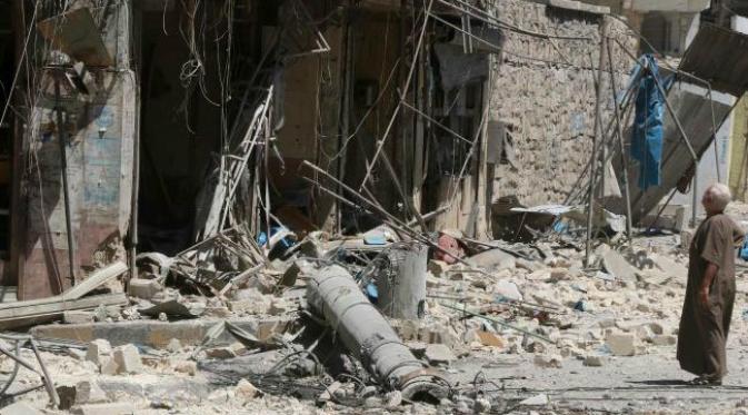 Bangunan yang runtuh akibat serangan udara di Tariq al-Bab (AFP)