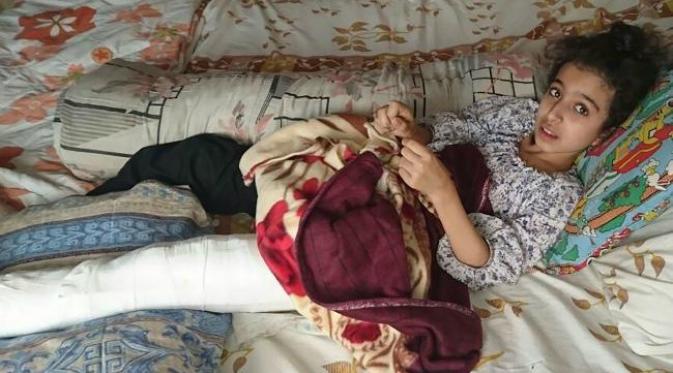 Ghina Ahmad dirawat di rumah setelah kakinya ditembak saat membeli obat untuk ibunya (AFP)