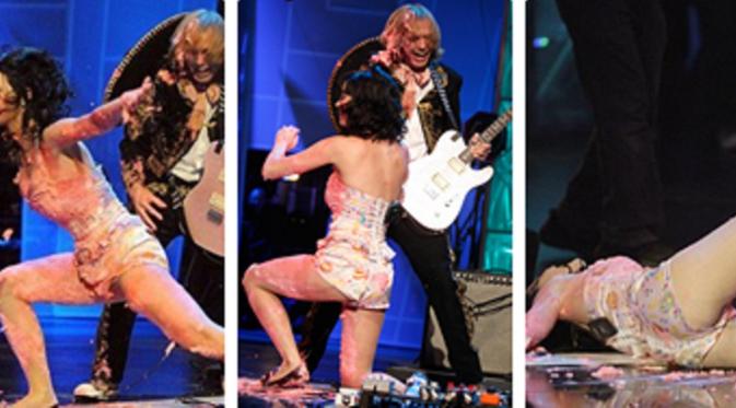 Momen memalukan yang dialami Katy Perry saat tampil di MTV Latin America Awards pada 2008 silam (foto: Istimewa).