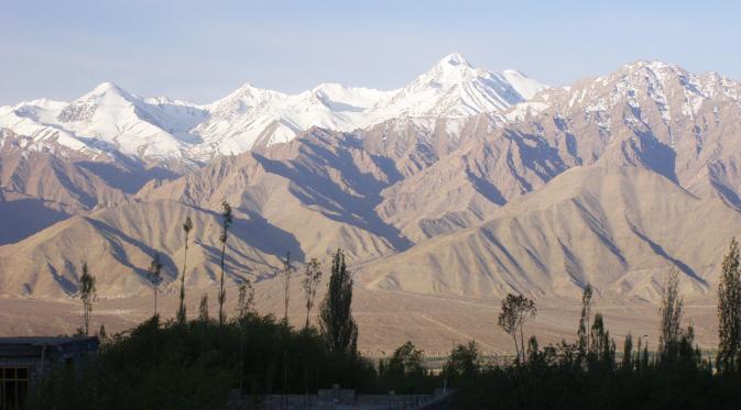 Gunung Stok Kangri (6.153 mdpl), salah satu puncak tertinggi pegunungan Himalaya, di Provinsi Ladakh, India. (Foto: en.wikipedia.org)