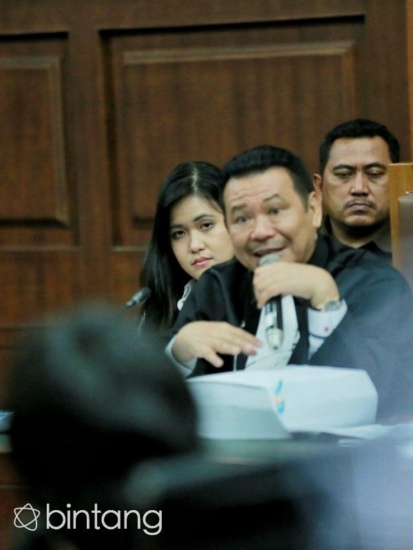 Yang biasanya berwajah tenang, kini Jessica Wongso memperlihatkan wajah murung di persidangan. (via: Adrian Putra/ Bintang.com)