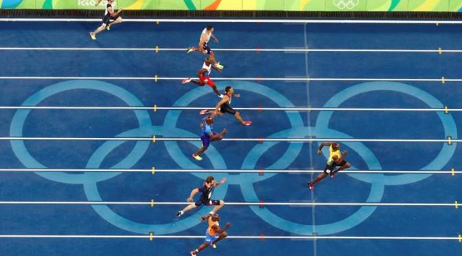 Pelari Jamaika, Usain Bolt, meraih medali emas nomor 200 meter Olimpiade Rio de Janeiro 2016, Kamis (18/8/2016). (Reuters/Fabrizio Bensch))