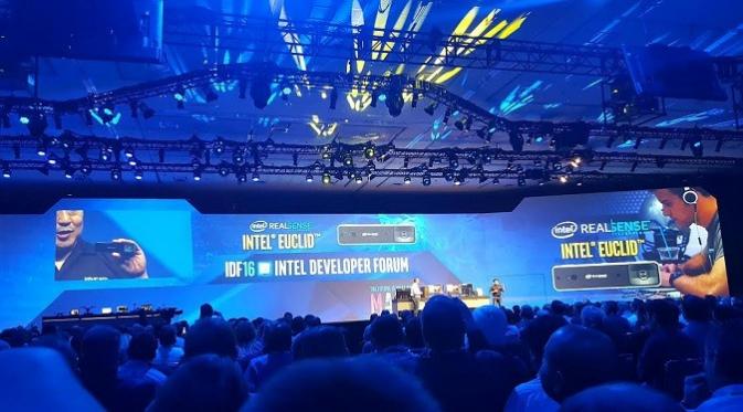 CEO Intel, Brian Krzanich, memperkenalkan Euclid di acara Intel Developer Forum 2016. Liputan6.com/Dewi Widya Ningrum