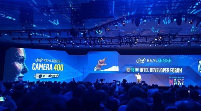CEO Intel, Brian Krzanich, memperkenalkan kamera RealSense 400 di acara Intel Developer Forum 2016. Liputan6.com/Dewi Widya Ningrum