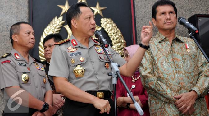 Kapolri Jenderal Tito Karnavian bersama Menpan-RB, Asman Abnur memberikan keterangan kepada awak media usai mengadakan pertemuan tertutup di Mabes Polri, Jakarta, Jumat (19/8). (Liputan6.com/Gempur M Surya)