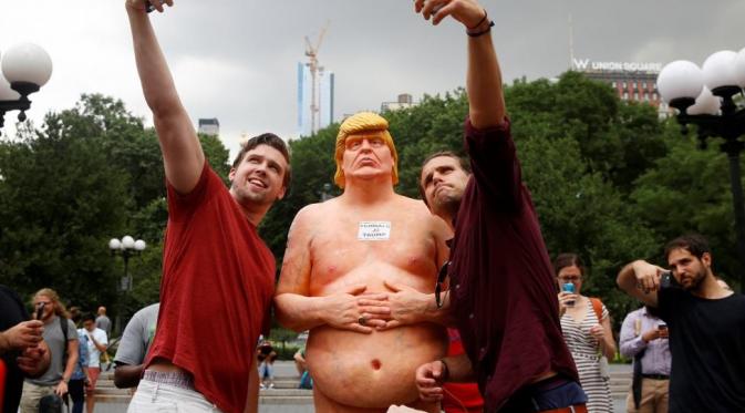 Patung Donald Trump Telanjang  (Reuters)