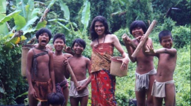 Butet Manurung di tengah-tengah anak-anak dari suku Anak Dalam.