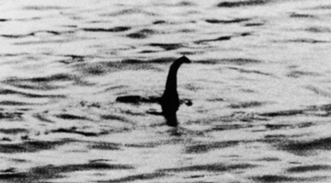 Keberadaan monster berleher panjang dengan punuk di punggung yang berasal dari Danau Loch Ness Skotlandia atau biasa disebut monster nessie ini hingga kini terus menjadi misteri.(Wikipedia)