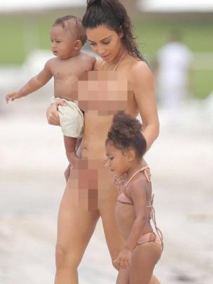 Kim Kardashian sudah kembali percaya diri berbikini. Belum lama ini ia berlibur bersama anak-anaknya di sebuah pantai di Meksiko. (Foto: Daily Mail)