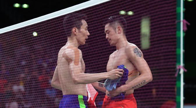 Lee Chong Wei (kiri)  dan Lin Dan bertukar bjersey usai berlaga pada semifinal bulutangkis Olimpiade Rio 2016 di  Riocentro stadium, Rio de Janeiro, (19/8/2016). (AFP/Goh Chai Hin)