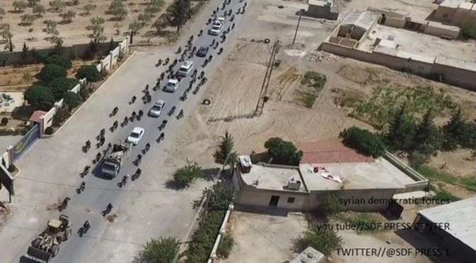 Sandera sipil ditempatkan di dalam mobil para militan ISIS yang lari dari Manbij (SDF)