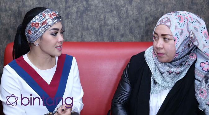 Syahrini dan Melly Goeslaw (Nurwahyunan/Bintang.com)