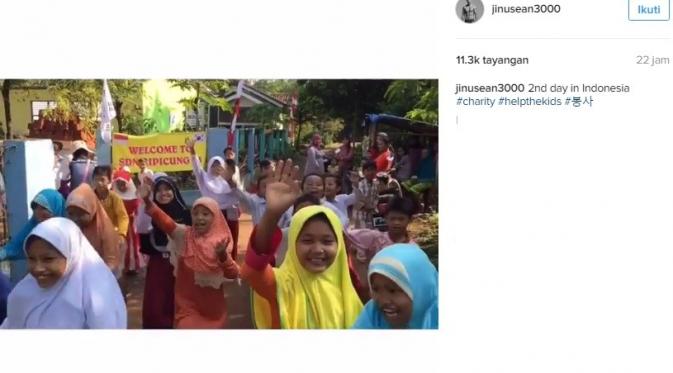 Instagram Sean penuh dengan foto dan video selama perjalanannya melakukan kegiatan sosial di Cileungsi, Jawa Barat.