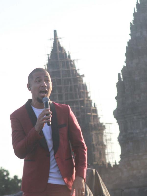 Penyanyi Marcell Siahaan saat tampil di Prambanan Jazz Festival 2016 (Liputan6.com/Aditia Saputra)