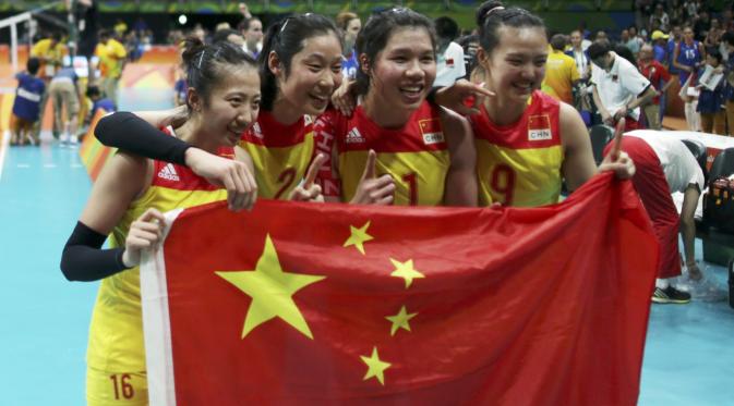 Ekspresi bahagia para pemain tim voli putri Tiongkok seusai memastikan medali emas Olimpiade 2016. (Reuters)