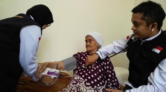 Petugas medis saat memeriksa kondisi kesehatan Siti binti Mian. (Liputan6.com/Muhamad Ali)