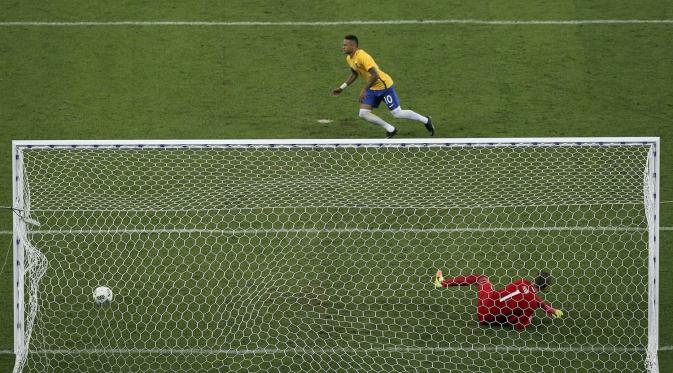Gol penalti Neymar yang mengantar Brasil meraih emas usai menaklukkan Jerman pada laga final Olimpiade 2016 di Stadion Maracana, Rio de Janeiro, Brasil, Minggu (21/8/2016). Brasil menang adu penalti dari Jerman. (Reuters/Fernando Donasci)
