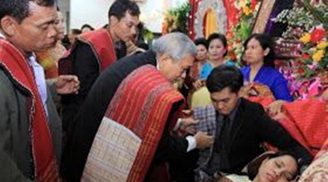 Pernikahan dengan Adat Batak Ini Membuat Ribuan Netizen Nangis. (Foto: Facebook/KeselamatanKu Yesus Kristus)