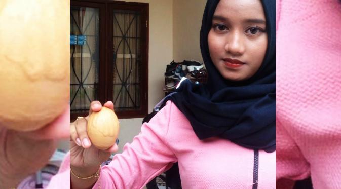 Telur berlafaz Allah ditemukan di salah satu perternakan ayam di Kabupaten Gowa, Sulawesi Selatan. (Liputan6.com/Eka Hakim)