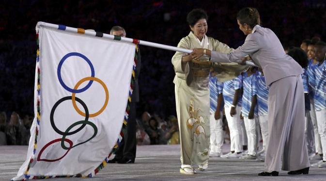 Serah terima dari walikota Rio de Janeiro Eduardo Paes ke Gubernur Tokyo, Yuriko Koike terima bendera sebagai tuan rumah Olimpiade 2020. (Foto: Reuters)