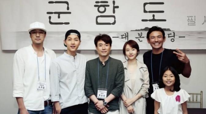 Song Joong Ki bersama pemain film Battleship Island. Foto: via en.yibada.com