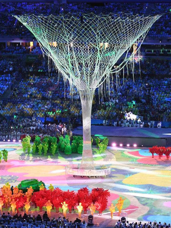 Tarian dengan warna-warni menandai perayaan penutupan Olimpiade Rio 2016  di  Stadion  Maracana, Rio de Janeiro, (22/8/2016). (AFP/Eric Feferberg)