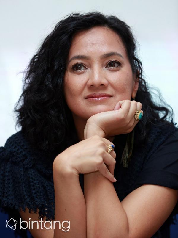 Pemeran berdarah Aceh kelahiran Jakarta itu memerankan sosok mendiang yang penyabar. Dalam novel yang digambarkan, cara wanita tangguh itu mempertahankan keutuhan rumah tangganya, saat ada wanita lain yang hadir. (Deki Prayoga/Bintang.com)