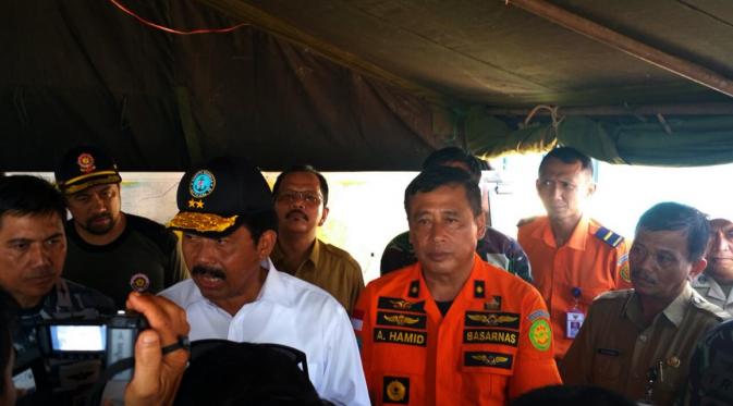 Tim SAR gabungan menghentikan pencarian setelah mengevakusi 15 korban tewas tenggelamnya kapal pompong di perairan Tanjungpinang, Kepri. (Liputan6.com/Ajang Nurdin)