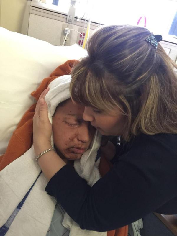 Leor bersama ibunya di rumah sakit. | via: nydailynews.com