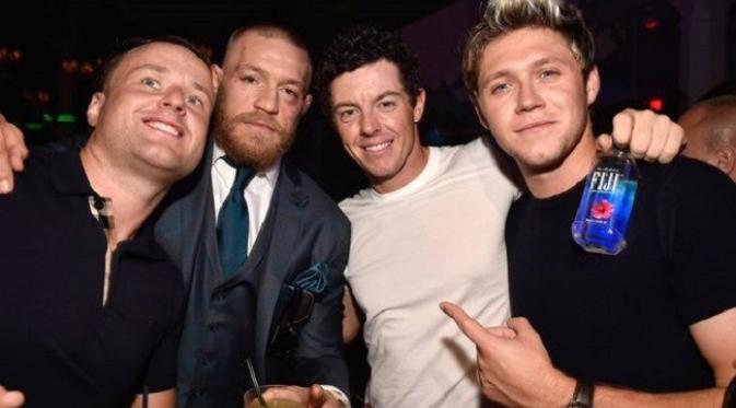 Conor McGregor merayakan kemenangannya bersama sang istri, Dee Devlin dan rekan-rekannya. (Mirror)