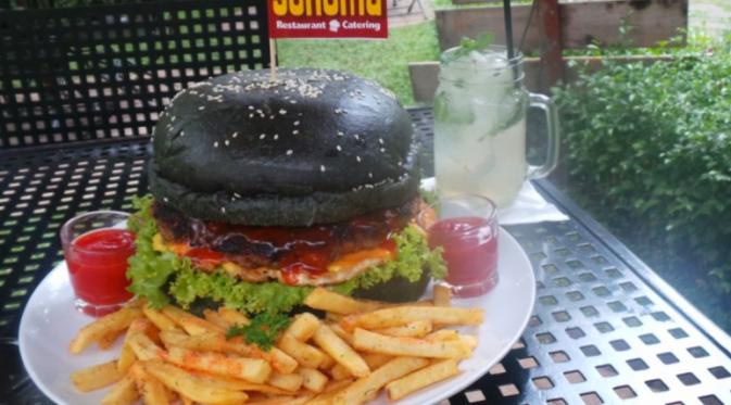 Burger raksasa sedang populer di Bandung (Liputan6.com / Kukuh Saokani)