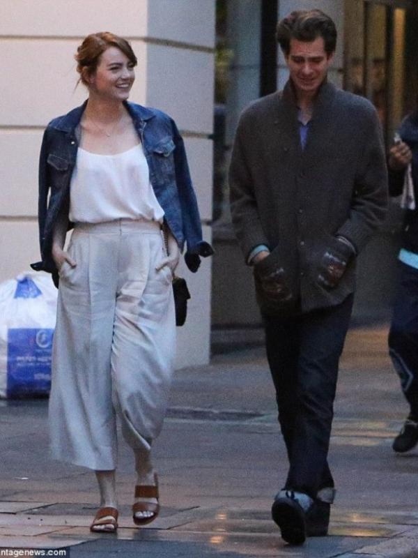 Emma Stone dan Andrew Garfield tetap dekat meski telah berpisah. (via. Dailymail)