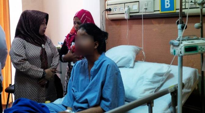 Gadis 16 tahun asal Desa Urang Gantung, Kecamatan Sukodono, Lumajang, Jawa Timur, mengalami kelainan cacat wajah bawaan sejak lahir. (Liputan6.com/Dian Kurniawan)