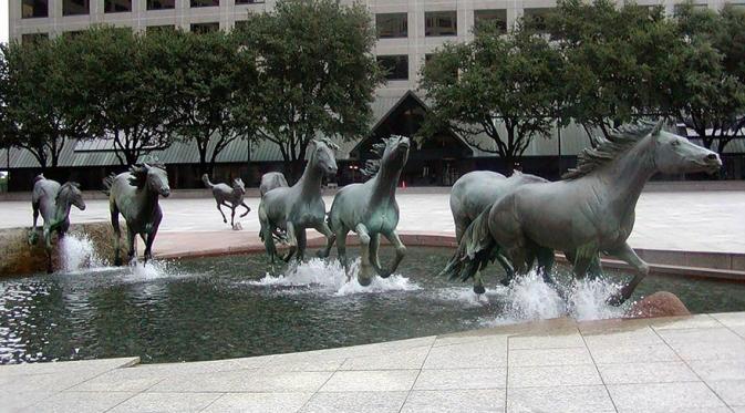 Mustangs By Robert Glen, di Las Colinas, Texas, Amerika Serikat (Via: boredpanda.com)