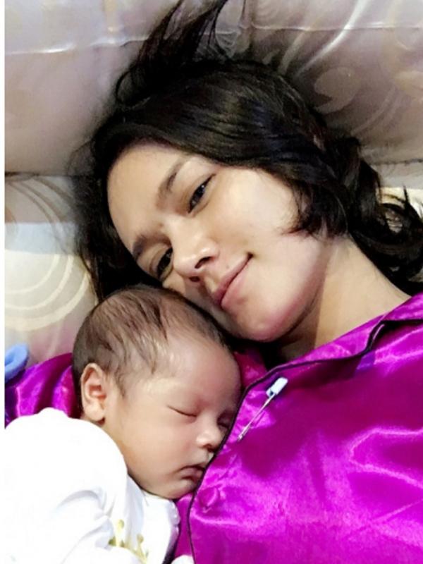 Mulan Jameela memposting kehangatannya bersama baby R di akun Path. (twitter @officialjameela)