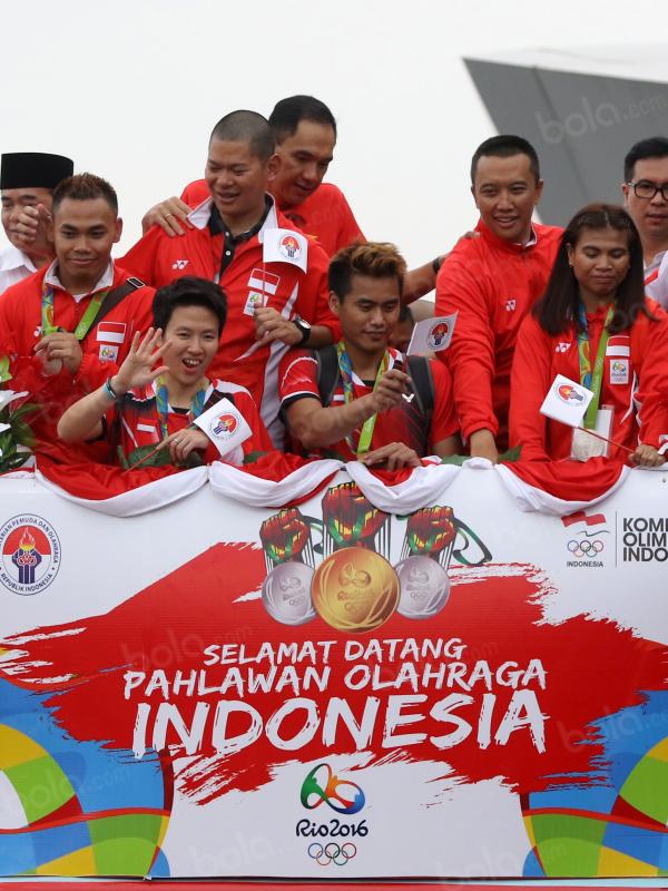 Tontowi Ahmad, Liliyana Natsir, Eko Yuli dan Sri Wahyuni saat menaiki bus Bandros di Terminal 3, Bandara Soekarno-Hatta, Banten, Selasa (23/8/2016). (Bola.com/Nicklas Hanoatubun)