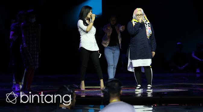 Melly Goeslaw dan Syahrini saat geladi resik untuk HUT SCTV ke-26. (Galih W. Satria/Bintang.com)