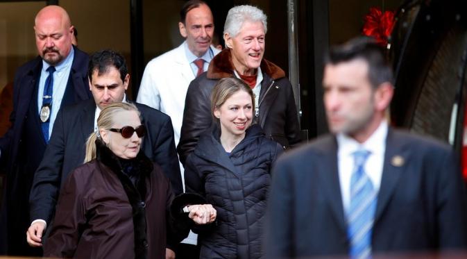 Hillary Clinton setelah keluar dari RS New York-Presbyterian/Columbia hospital setelah jatuh pingsan, 2 Januari 2013 (Reuters)