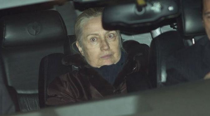 Hillary 'tertangkap' kamera membuka kacamata setelah keluar dari RS New York-Presbyterian/Columbia hospital (Reuters)
