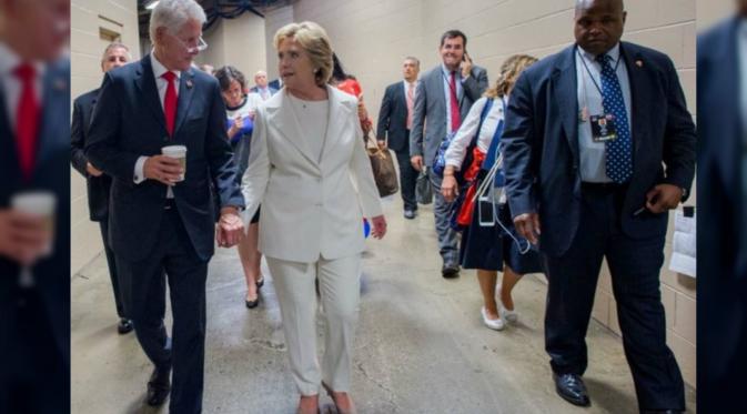 Dokter pribadi Hillary -kanan- terlihat membawa jarum suntik. (theralphretort.com)