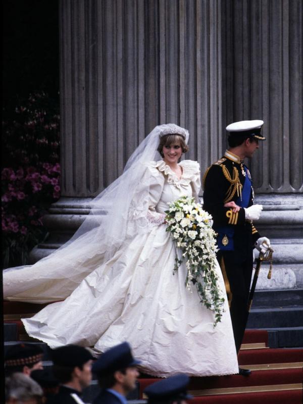 Putri Diana dan Pangeran Charles di hari pernikahan mereka. Sumber : harpersbazaar.com
