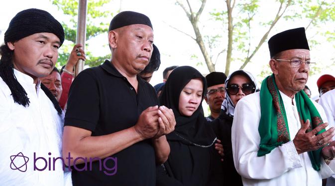 Kesedihan Tukul Arwana saat pemakaman istrinya. (Deki Prayoga/Bintang.com)