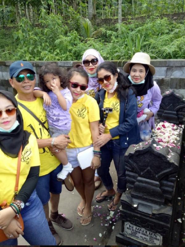 Keluarga Ayu Ting Ting saat berkunjung ke makam Mbah Maridjan (Source: Instagram)