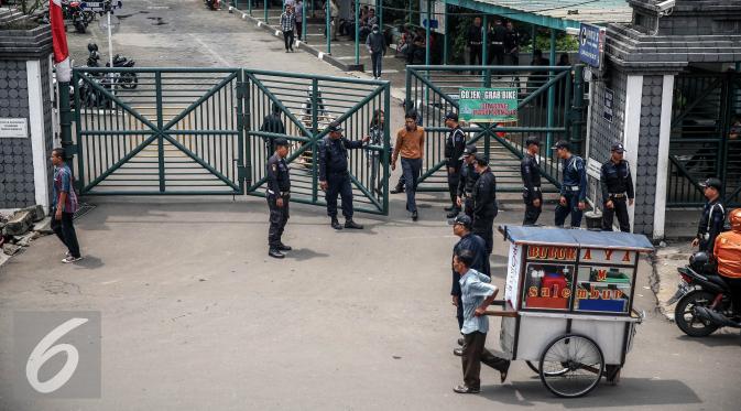  Petugas keamanan kampus berjaga di gerbang pintu masuk Universitas Trisakti, Grogol, Jakarta, Rabu (24/8). Penjagaan dilakukan akibat konflik persengketaan lahan antara pihak yayasan dan otorita Trisakti. (Liputan6.com/Faizal Fanani)