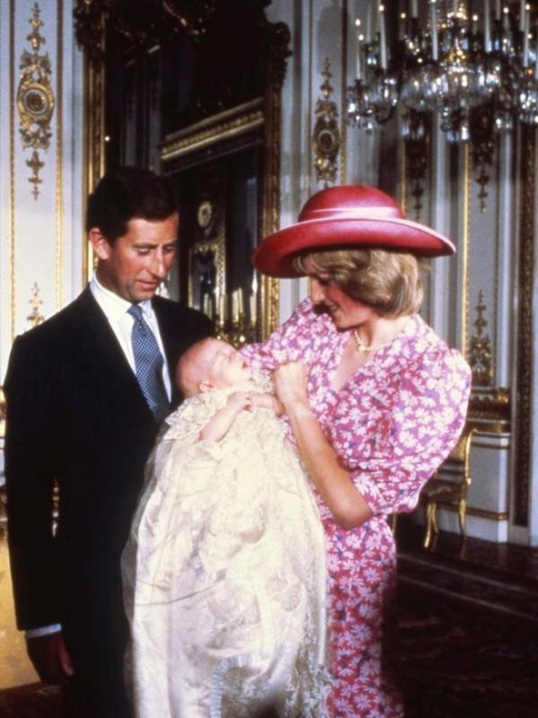 Foto Putri Diana bersama Pangeran Charles dan Pangeran William yang digendongnya. Sumber : huffingtonpost.com