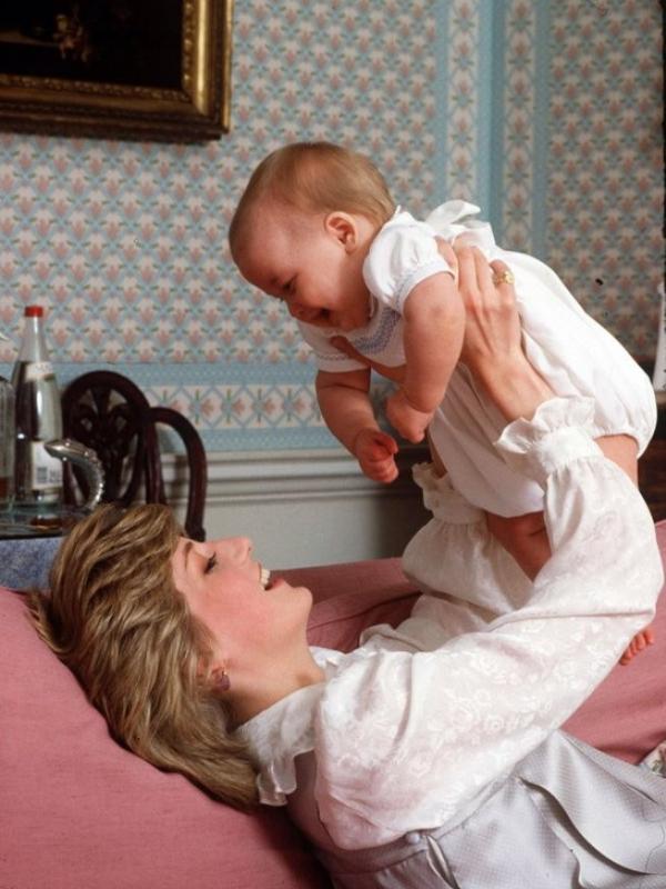 Foto Putri Diana dan Pangeran William yang digendongnya. Sumber : huffingtonpost.com