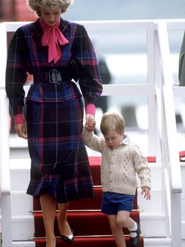 Foto Putri Diana dan Pangeran William. Sumber : huffingtonpost.com