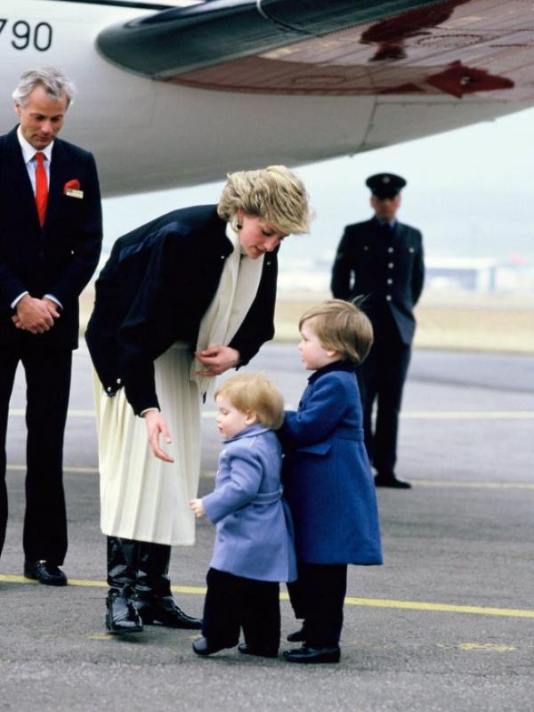 Foto Putri Diana bersama Pangeran William dan Pangeran Harry. Sumber : huffingtonpost.com