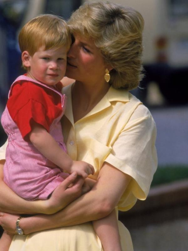 Foto Putri Diana bersama Pangeran Harry. Sumber : huffingtonpost.com