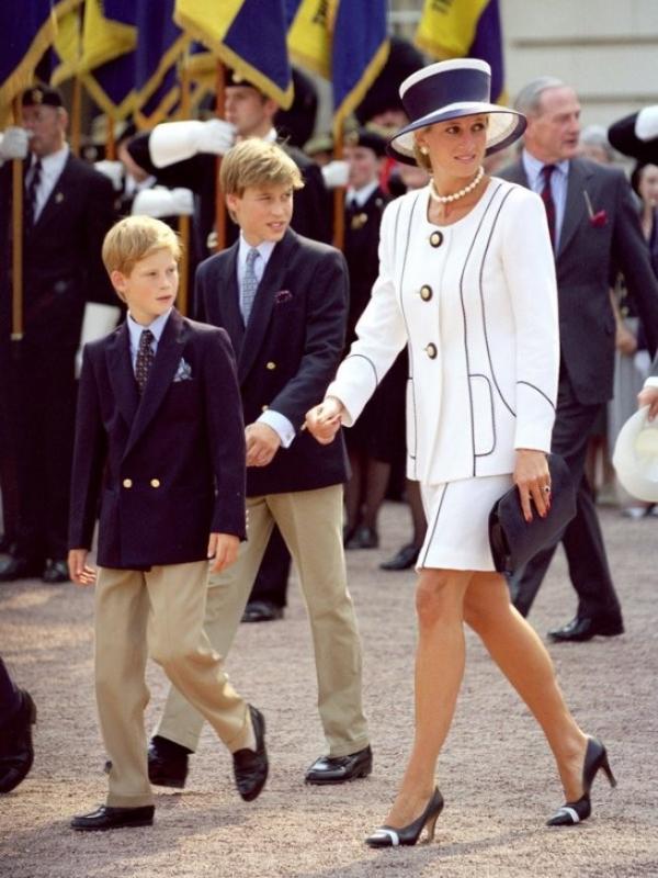 Foto Putri Diana bersama Pangeran William dan Pangeran Harry. Sumber : huffingtonpost.com